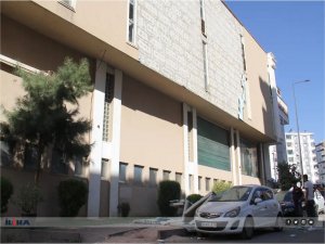 Binanın mantolama sıvası düştü: 3 araç ağır hasar aldı  