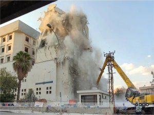 Şanlıurfada ağır hasarlı binanın yıkımı sırasında etraf tozla kaplandı  
