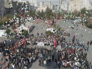 Filistinli çocuklar için gökyüzüne balon bırakıldı