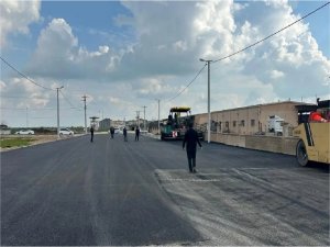 Mardin Büyükşehir Belediyesinin, asfaltlama ve parke çalışmaları sürüyor