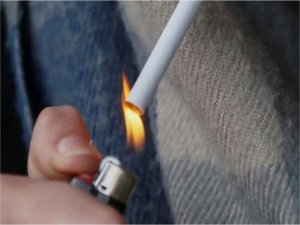 Bazı çocuklar, sigara içen ebeveynlerini örnek alıyor