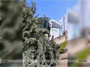 Mardin’de yolcu otobüsünün evin duvarına girdiği anlar güvenlik kamerasına yansıdı