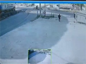 Tır ile kamyonetin çarpışma anı güvenlik kamerasına yansıdı