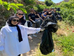 Üniversite Öğrencilerinden Örnek Davranış