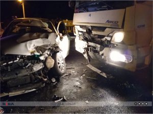 Mardinde kamyonet ile otomobil kafa kafaya çarpıştı: 1 yaralı