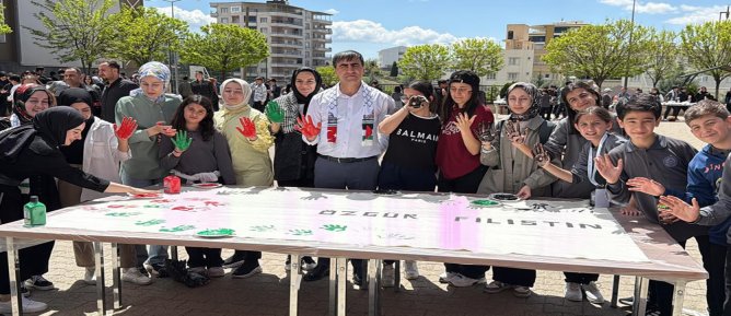 Öğrenciler Elleriyle Filistin Bayrağı Oluşturarak İsrail’e Tepki Gösterdi