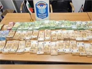Tırın gizli bölmesine saklanan 351 bin euro ele geçirildi