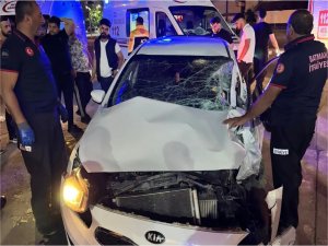 Tır ile otomobil çarpıştı: 3 kişi yaralı kurtarıldı