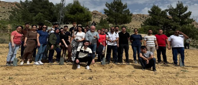 MAÜ Öğrencilerinden Deyrulzafaran Manastırı’nda Zeytin Dikimi Etkinliği