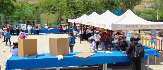 Savur’da Ortaokul Öğrencilerinin TÜBİTAK Bilim Fuarı Hayranlıkla Gezildi
