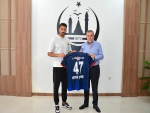 Şampiyon Takımın Kaptanından Belediye Başkanı Veysi Şahin’e Anlamlı Hediye