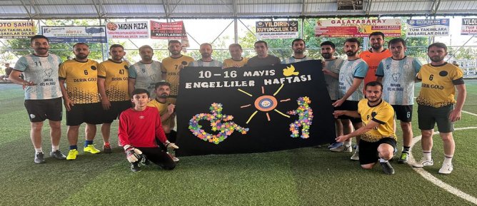 Futbol Takımları Sahaya Engelliler Haftası Pankartıyla Çıktı