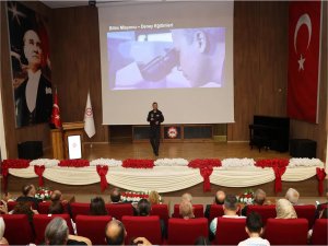 Türkiyenin ilk Astronotu Alper Gezeravcı ATÜde öğrencilerle buluştu