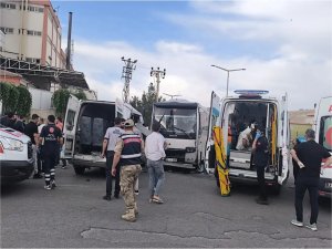 Tekstil işçilerini taşıyan minibüs ile bir otobüsün çarpışması sonucu 7 kişi yaralandı 
