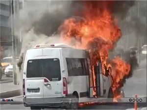 Alev alan şehir içi yolcu aracı paniğe neden oldu