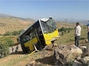 Siirtte yolcu otobüsü şarampole devrildi: Sürücü hafif yaralandı