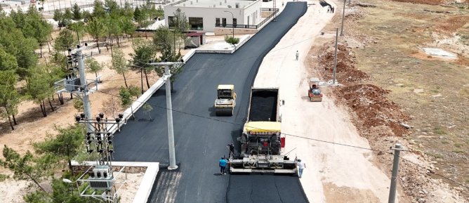 Büyükşehir Belediyesi, Midyat’ta Asfalt Çalışmalarını Sürdürüyor