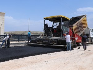 Büyükşehir Belediyesi, Midyat’ta Asfalt Çalışmalarını Sürdürüyor