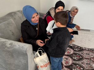 AK Parti Kadın Kolları Başkanı’ndan Anlamlı Ziyaret: Çocuklara Bayramlık Sürprizi
