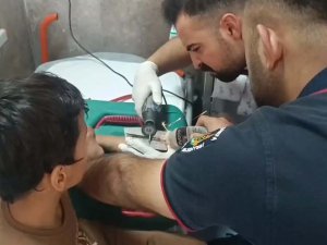 Parmağı sıkışan çocuğun yardımına itfaiye ekipleri yetişti