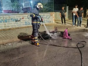 Sokak ortasında alev alan motosiklet hurdaya döndü
