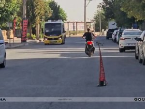 Mardin’de yolda oluşan göçüğe vatandaş fidan dikti