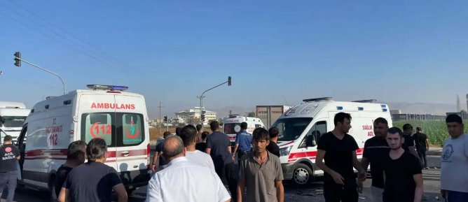 Tır ile toplu taşıma aracı çarpıştı: 10 yaralı