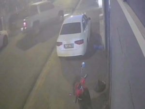 Mardinde Dur ihtarına uymayan kamyonet sürücüsü, park halindeki araçlara çarptı