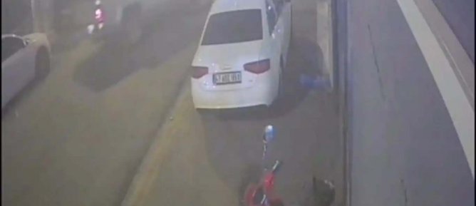 Mardinde Dur ihtarına uymayan kamyonet sürücüsü, park halindeki araçlara çarptı 