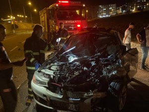 Batman’da bariyerlere çarpan otomobilde 1i ağır, 2 yaralı