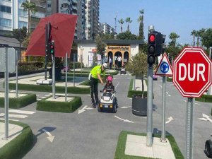 Mersin’de koruyucu evlerde kalan çocuklara trafik bilinci eğitimi