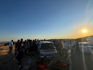 Şırnakta iki aracın karıştığı kazada 4 kişi yaralandı