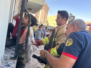 Cizre’de başı demirlere sıkışan çocuk, itfaiye tarafından kurtarıldı