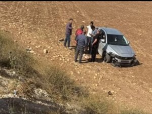 Midyatta kontrolden çıkan araç tarlaya uçtu : 6 yaralı