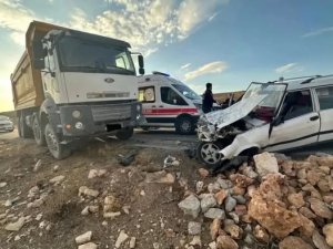 Kamyon ile Otomobil Çarpıştı: 1 Kişi Yaralandı.
