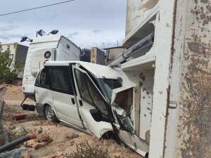 Mardin’de yük boşaltma sırasında kontrolden çıkan kamyon minibüse çarptı