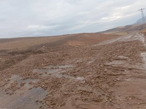 Eruh’ta heyelan sonrası kapanan yollar, ekiplerin çalışmasıyla açıldı