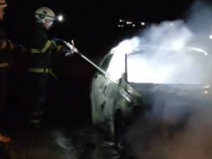 Batmanda alevlere teslim olan araç hurdaya döndü