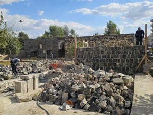 Yıkılan tarihi yapı yeniden yapılmaya başlandı