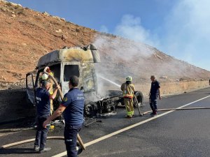Şırnak’ta yanan tır kullanılamaz hale geldi