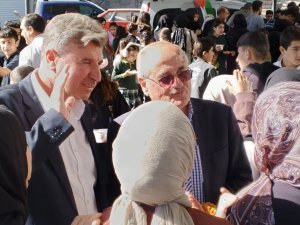 Belediye Başkanı Özhan, öğrencilerin Gazze yararına düzenlediği kermese katıldı