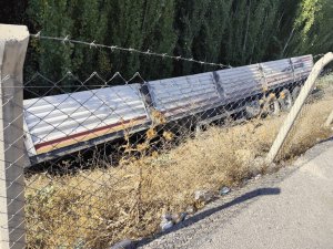 Mardin’de seyir halindeki tır’ın dorsesi çıkarak uçuruma yuvarlandı