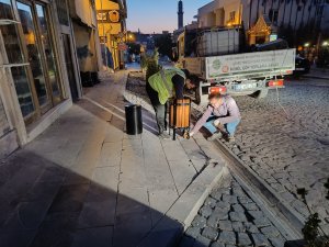Mardin Büyükşehir Belediyesi Artuklu 1. Cadde’de Çöp Kovalarını Yeniliyor