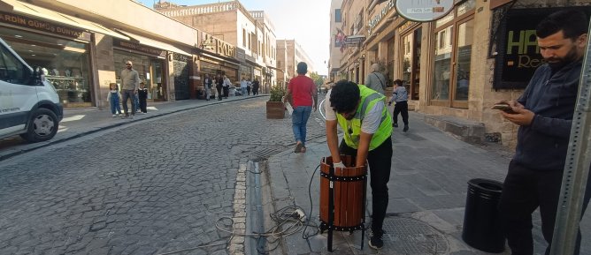 Mardin Büyükşehir Belediyesi Artuklu 1. Cadde’de Çöp Kovalarını Yeniliyor