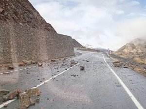 Siirt’te karayoluna çok sayıda kaya düştü: Facianın eşiğinden dönüldü