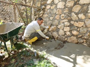 Mardin Büyükşehir Belediyesi Savur İlçesinde 600 Metrelik Sulama Kanalı Yeniliyor