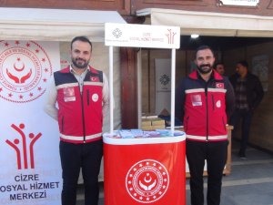 Kitap fuarında kurulan stantlarda halka bilgilendirici broşürler dağıtılıyor