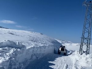 Şırnak’ta kar nedeniyle kapanan köy yolları için çalışmalar sürüyor
