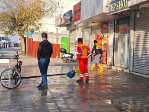 Midyat, Cumhuriyet Bulvarı’nda Kaldırım Yıkama Çalışması Takdir Topladı