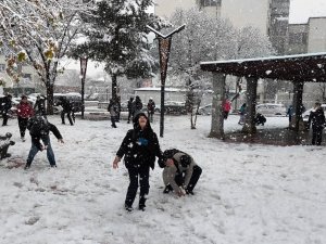 Batman’da okul çıkışında öğrencilerden kar sevinci
